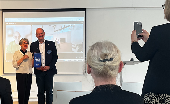 Distriktgovernor Jörg Hochhausen überreicht Präsidentin Frauke Scheuten das Jahresmotto „Create Lasting Impact".